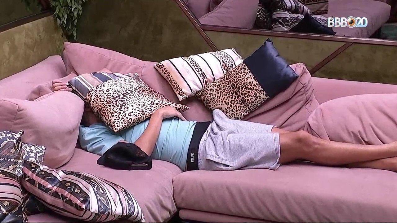 BBB 20 Prior fica excitado enquanto dorme e internet reage pic